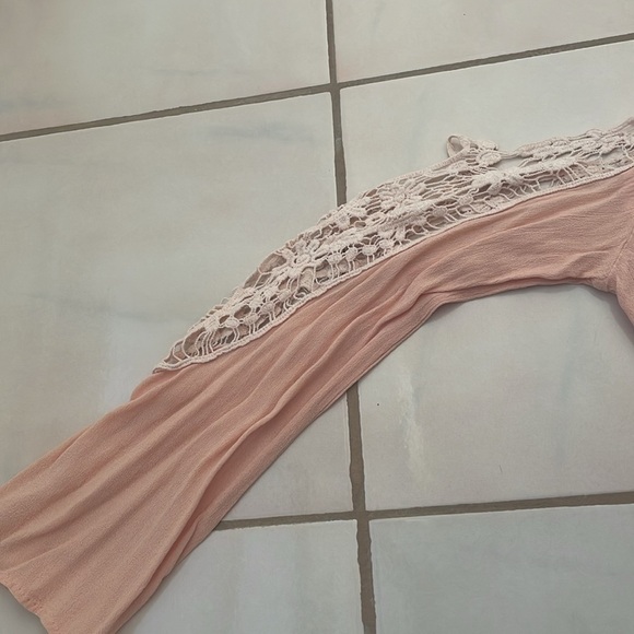 DNA Pale Salmon Color Rayon Cold Shoulder Top with Lace Trim. Medium - Picture 4 of 8